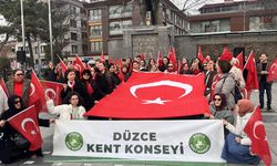 Düzce'de kadınlar, terör örgütü yandaşlarının Türk bayrağına saldırısına tepki gösterdi