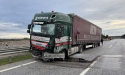 Edirne'de çarptığı bariyeri parçalayan tır karşı yöne geçti