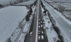 Edirne'de kar ve buzlanma zincirleme trafik kazalarına neden oldu