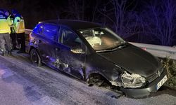 Edirne'de otobanda ters yönde ilerleyen otomobilin bariyere çarpması sonucu 2 kişi yaralandı