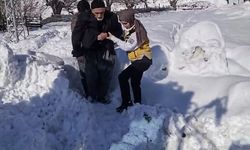 Elazığ'da ekipler yolu kardan kapanan köydeki hasta için seferber oldu