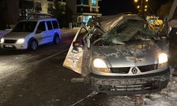 Elazığ'da refüje çarpan hafif ticari araçtaki 4 kişi yaralandı