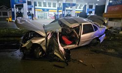 Erzincan'da akaryakıt istasyonunun panosuna çarpan otomobilin sürücüsü yaralandı