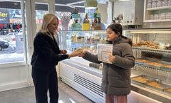 Erzincan'da takdir belgesi alan çocuklar pasta sürpriziyle sevindi