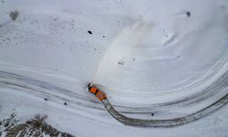 Erzurum'da ekipler yolları açık tutabilmek için dondurucu soğukla mücadele ediyor