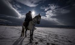 Erzurum'da kar ve buzda atlı safari keyfi