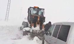 Erzurum'da kar ve tipi nedeniyle yolda kalan 15 kişi kurtarıldı