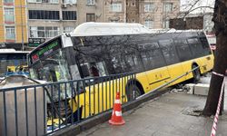 Esenler'de kontrolden çıkan İETT otobüsünün otoparka girmesi sonucu bazı araçlarda hasar oluştu