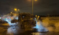 Esenyurt'ta seyir halindeki minibüste çıkan yangın söndürüldü