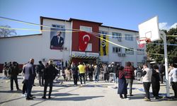 Fenerbahçe Başkanı Sadettin Saran, Alanya'da kütüphane açılışında öğrencilerle buluştu