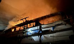 Fethiye'de tersanedeki teknede çıkan yangına müdahale ediliyor