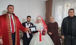 Gaziantep'te kar nedeniyle salona gidemeyen çiftin nikahı evlerinde kıyıldı