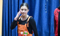Gönüllü çocuklar akranlarına sporun ve sağlığın önemini tiyatroyla anlatıyor