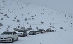 Gümüşhane-Erzincan kara yolu kar yağışı nedeniyle trafiğe kapatıldı