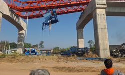 GÜNCELLEME 2 - Tayland'da üzerine inşaat vinci düşen trenin devrilmesi sonucu 32 kişi öldü, 64 kişi yaralandı