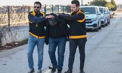 GÜNCELLEME - Adana'da işçi servisinin camını kaskla kıran motosikletlinin ehliyetine el konuldu