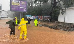 GÜNCELLEME - Antalya'da yağış hayatı olumsuz etkiliyor