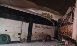 GÜNCELLEME - Bingöl'de yolcu otobüsü ile tırın çarpıştığı kazada 3 kişi yaralandı