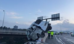 GÜNCELLEME - İzmir'de hafif ticari araca çarpan iş makinesi yüklü tırın viyadükten düşmesi sonucu 3 kişi yaralandı