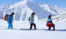 Hakkari'deki sağlıkçılar evdeki hastalarının takibini zorlu kış koşullarında yapıyor
