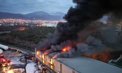 Hatay'da lastik deposunda çıkan yangın kontrol altına alındı