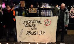 Hollanda'da, ABD'de ICE yetkilisinin bir kadını öldürmesi protesto edildi