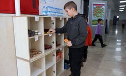 İlkokuldaki kasiyersiz 'dürüstlük dolabı' kasa fazlası verdi