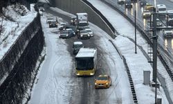 İstanbul'da kar yağışı sürücüleri ve toplu taşımayı etkiliyor