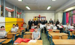 İstanbul'da öğrenciler karnelerini alarak yarıyıl tatiline başladı