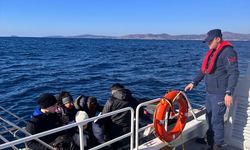 İzmir açıklarında 39 düzensiz göçmen kurtarıldı, 28 düzensiz göçmen yakalandı
