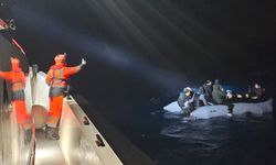 İzmir açıklarında lastik botta sürüklenen 24 düzensiz göçmen kurtarıldı