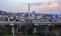 İzmir'de hafif ticari araca çarpan iş makinesi yüklü tırın viyadükten düşmesi sonucu 3 kişi yaralandı