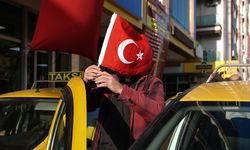 İzmir'de taksiciler Türk bayraklarıyla konvoy oluşturdu