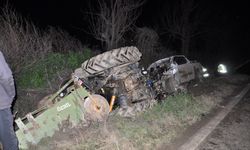 İzmir'de traktör ile pikabın çarpıştığı kazada sürücüler yaralandı