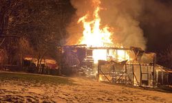 Karabük'te 2 katlı ahşap ev yandı