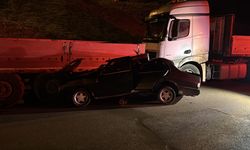 Karabük'te park halindeki tıra çarpan otomobildeki 2 kişi yaralandı