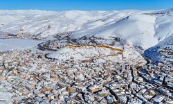 Karla kaplanan Bayburt Kalesi dronla görüntülendi