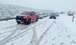 Kars-Erzurum kara yolunda ulaşım güçlükle sağlanıyor