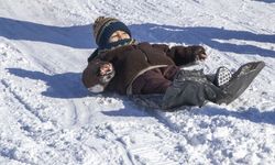 Kars'ta çocuklar yarıyıl tatilinde kızaklarla kayarak eğleniyor