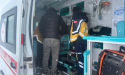Kars'ta ekiplerin kar ve tipide hasta kurtarma mücadelesi