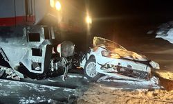 Kars'ta hemzemin geçitte kalan otomobile yük treni çarptı