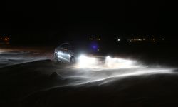 Kars'ta kar ve tipi nedeniyle bazı araçlar yolda kaldı