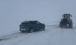 Kars'ta kar ve tipi nedeniyle mahsur kalan 15 araç kurtarıldı