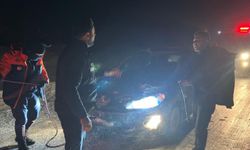 Kars'ta kar ve tipi nedeniyle yolda kalan 9 araç kurtarıldı