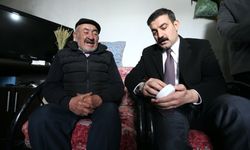 Kars'ta yaşlıların evine zehirlenme riskine karşı duman dedektörü takılıyor