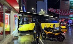 Kartal'da binaya çarpan İETT otobüsünde 6 yolcu yaralandı