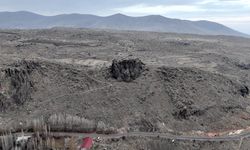 Kaya kütlesi üzerine kurulu 1000 yıllık Murtaza Kalesi zamana direniyor