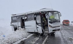 Kayseri'de cenazeye gidenleri taşıyan midibüs devrildi, 22 kişi yaralandı