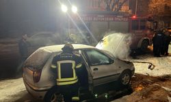 Kayseri'de park halindeki otomobil yandı