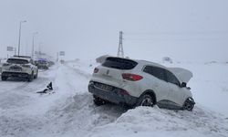 Kayseri'de refüje çarpan otomobildeki 3 kişi yaralandı